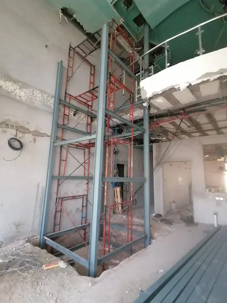 تركيب أفضل أنواع العوازل  تركيب هناجر حديد بأعلى سماكات بحيث يكون الهنجر قوي ومقاوم لتقلبات الجو المختلفة. متخصصون فى مقاول هناجر ومستودعات الشركات و المعارض وصيانة الهناجر نوع شينكو.